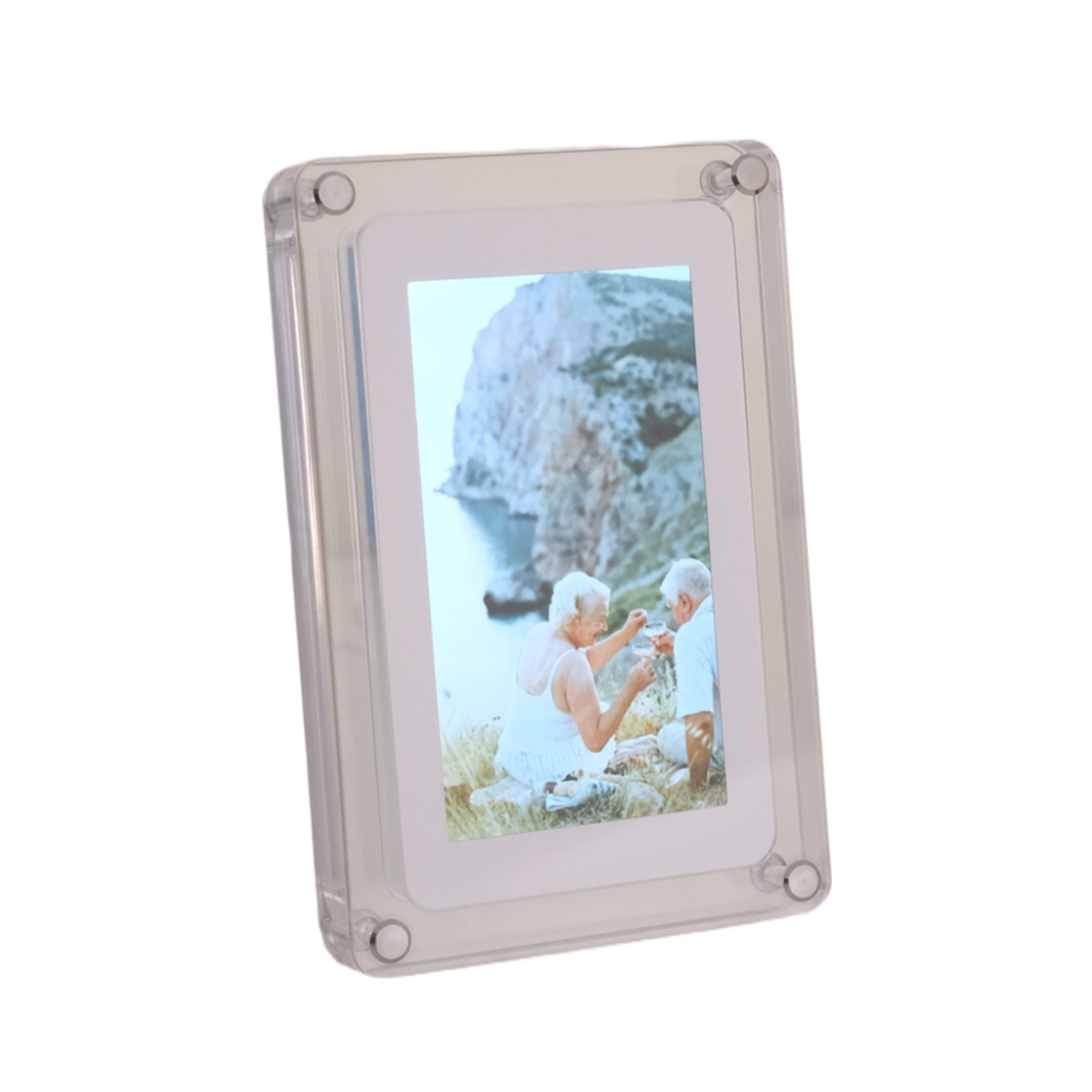 The front side of Min(e) Frame with a photo